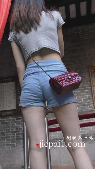 街拍丰满热裤运动鞋美腿小姐姐 [365 MB]