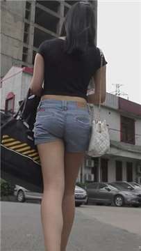 街拍牛仔短裤帆布鞋青春眼镜妹 [587 MB]