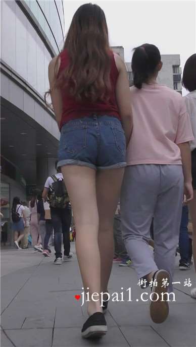 超短牛仔热裤妹子买面包不忘来个自拍 [834 MB]
