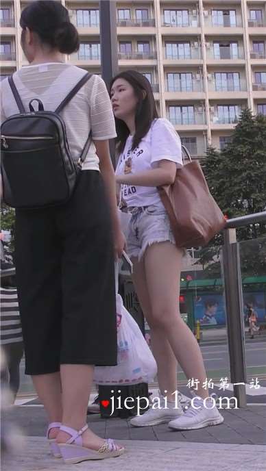 街拍超短碎边热裤运动鞋青春妹子 [576 MB]