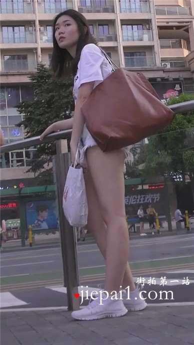 街拍超短碎边热裤运动鞋青春妹子 [576 MB]
