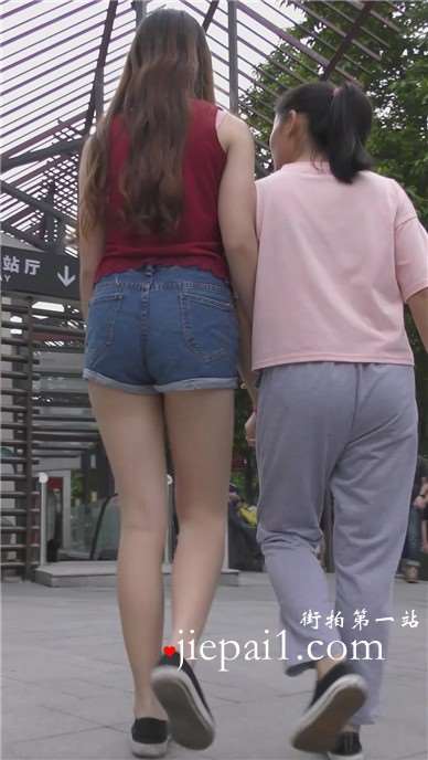 超短牛仔热裤妹子买面包不忘来个自拍 [834 MB]