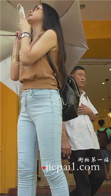 街拍好身材紧身蓝色牛仔裤美女姐姐酷酷哒 [473 MB]