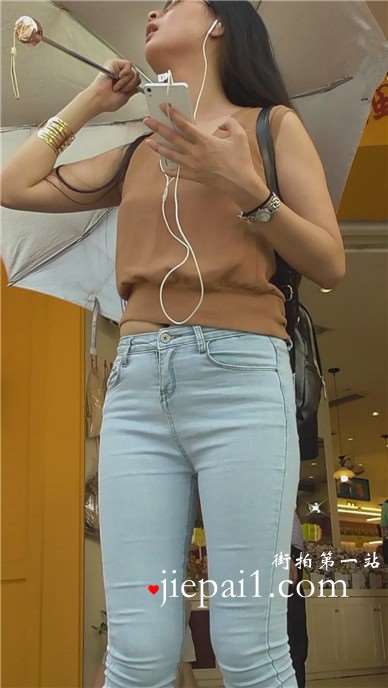 街拍好身材紧身蓝色牛仔裤美女姐姐酷酷哒 [473 MB]