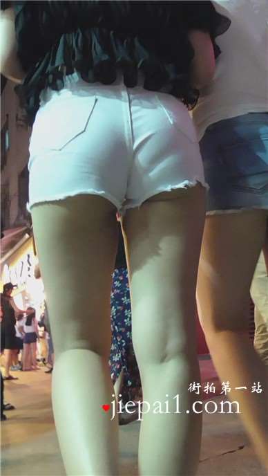 街拍超短热裤翘臀美眉跟闺蜜逛夜市 [599 MB]