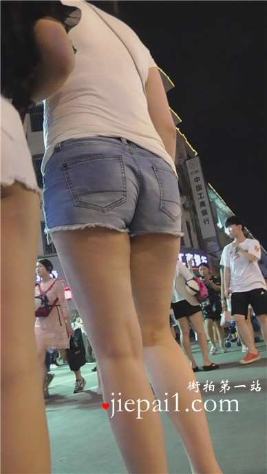 街拍超短热裤翘臀美眉跟闺蜜逛夜市 [599 MB]