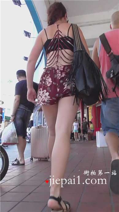 街拍穿着大胆前卫的洋妹子逛超市 [641 MB]