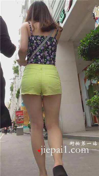 街拍圆臀小热裤吊带衫小美女 [453 MB]