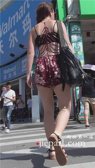 街拍穿着大胆前卫的洋妹子逛超市 [641 MB]