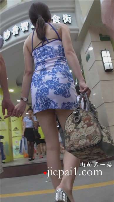 街拍紧身包臀吊带短旗袍美眉 [503 MB]