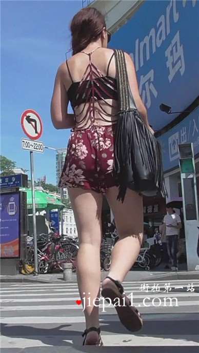 街拍穿着大胆前卫的洋妹子逛超市 [641 MB]