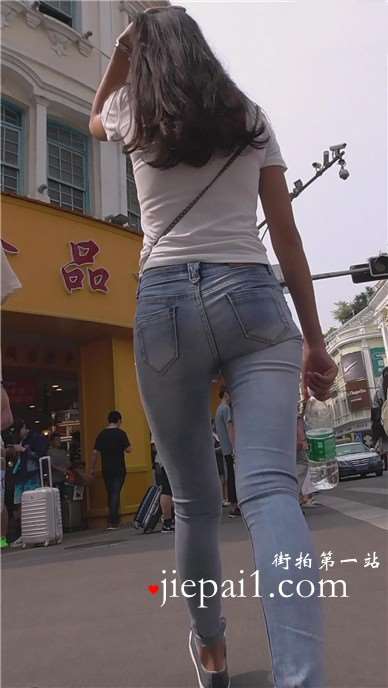 街拍破洞紧身蓝牛帆布鞋妹子 [1.06 GB]