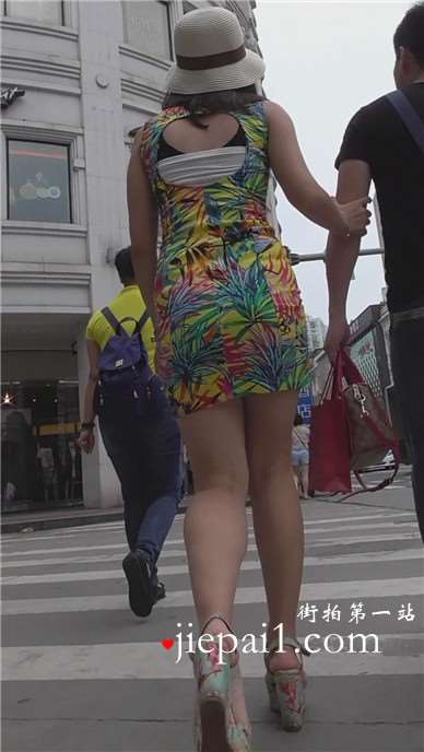 街拍性感花色包臀裙海岛风情女神姐姐 [639 MB]