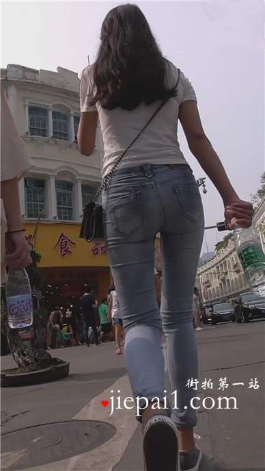 街拍破洞紧身蓝牛帆布鞋妹子 [1.06 GB]