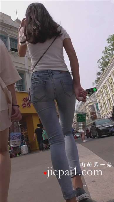 街拍破洞紧身蓝牛帆布鞋妹子 [1.06 GB]