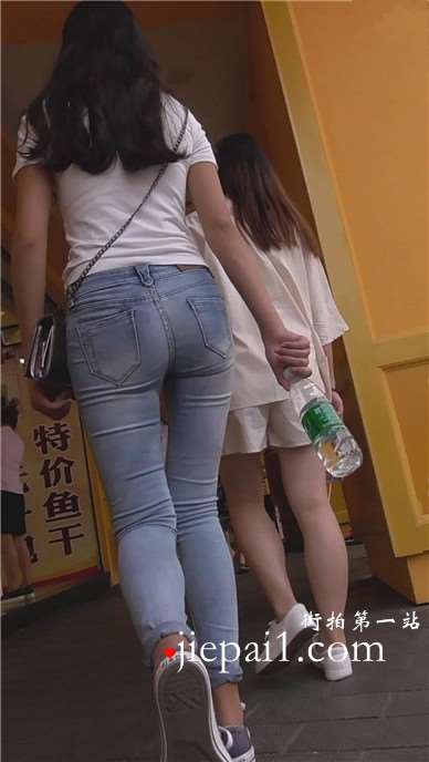 街拍破洞紧身蓝牛帆布鞋妹子 [1.06 GB]