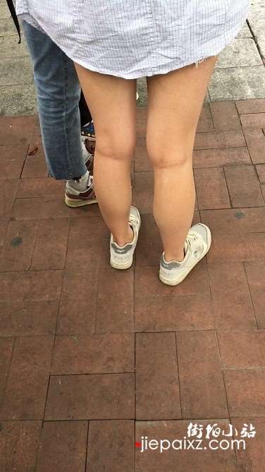 街拍等公交的热裤美眉