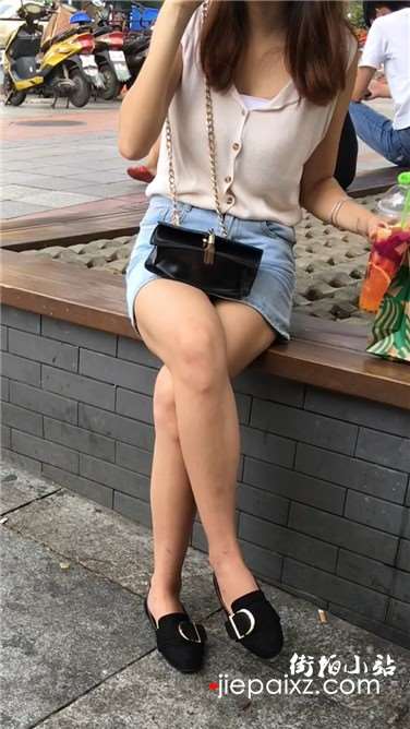 街拍美腿小清新美眉