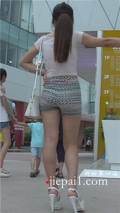 街拍民族风碎花高腰热裤蜜桃臀高跟鞋少妇 [597 MB]
