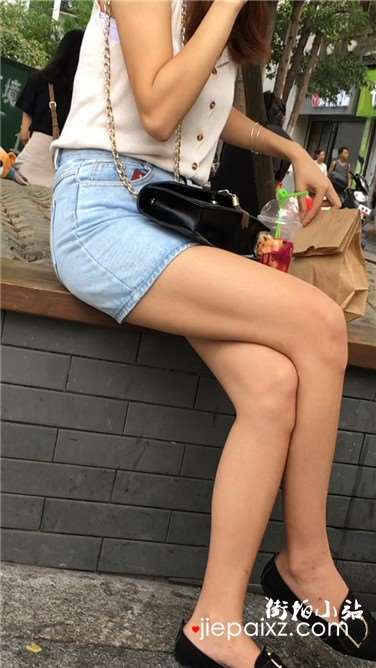 街拍美腿小清新美眉