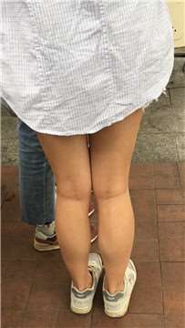 街拍等公交的热裤美眉