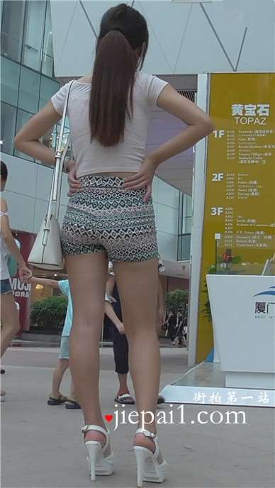 街拍民族风碎花高腰热裤蜜桃臀高跟鞋少妇 [597 MB]