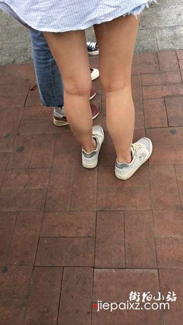 街拍等公交的热裤美眉