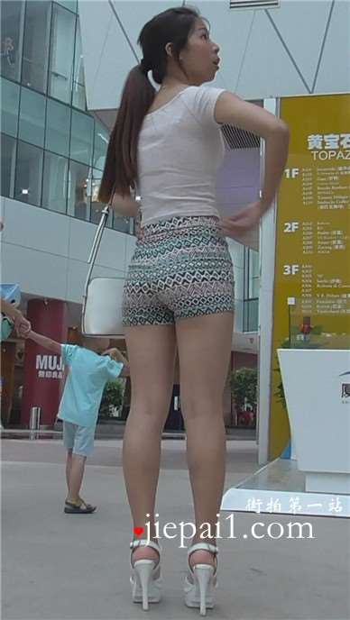 街拍民族风碎花高腰热裤蜜桃臀高跟鞋少妇 [597 MB]