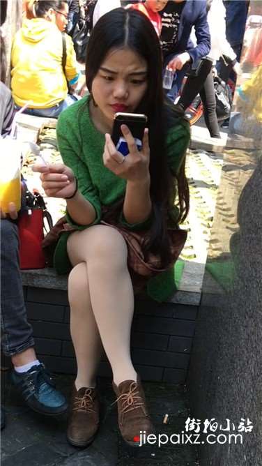 高清街拍丝足美眉吃雪糕，跟男友你一口我一口真羡慕