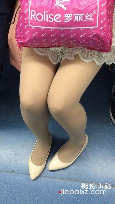 地铁上的肉丝袜美腿妹子