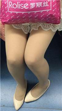 地铁上的肉丝袜美腿妹子