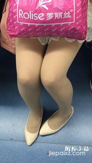 地铁上的肉丝袜美腿妹子