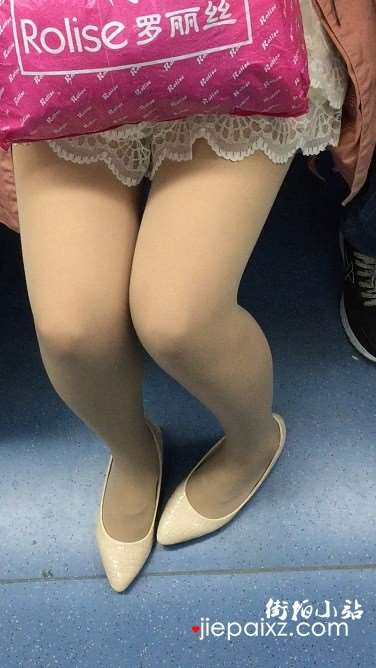 地铁上的肉丝袜美腿妹子