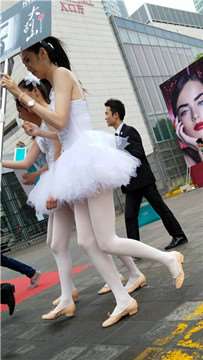 4k超清，街拍三位性感的芭蕾舞裙美女