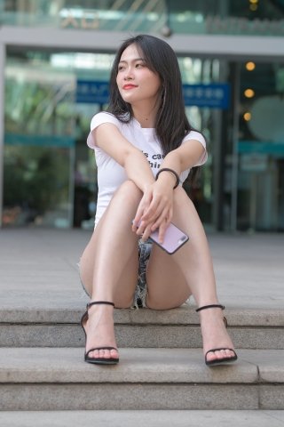 热裤长腿美女