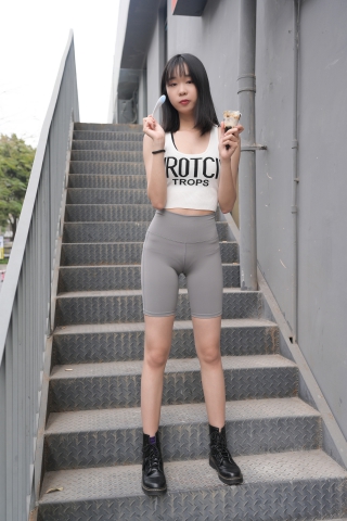 灰色紧身瑜伽裤MM