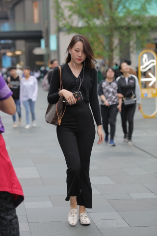 大美妞 这腰臀比堪称完美