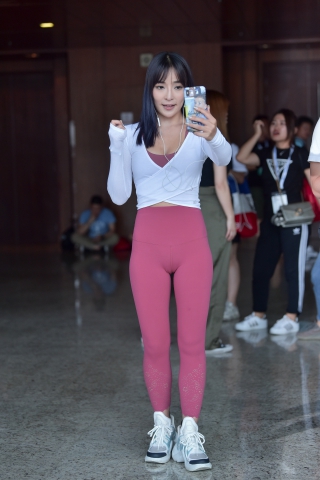 玩直播的甜美小姐姐 回头率真高