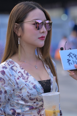 被采访de迷人小姐姐