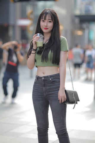 好可爱肉肉的大眼美眉