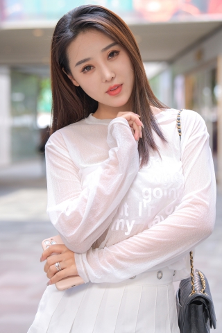 美目盼兮，巧笑倩兮