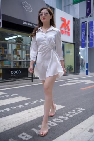 白色短裙美女