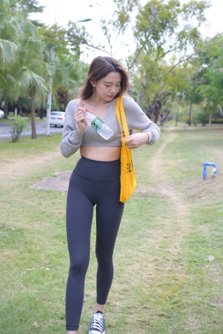 黑色紧身瑜伽裤美女