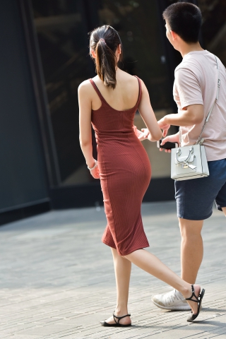 贴身吊带针织包臀裙少妇