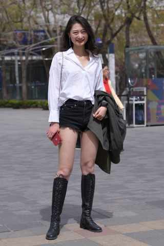 笑起来很甜的热裤女友