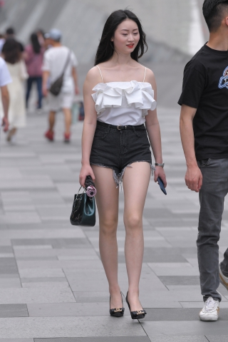 牛奶般的肌肤，热裤大白腿美眉