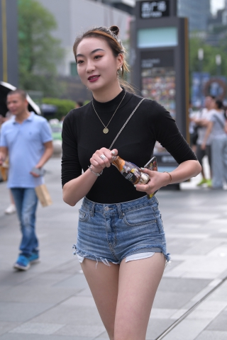 性感小月牙热裤，小姐姐