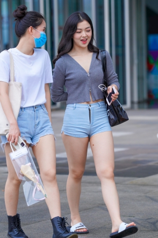 肉肉的热裤小妹