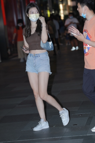 独自来旅游的热裤女孩 气质温婉 清新甜美