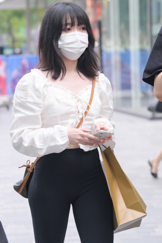 黑色紧身裤小妹